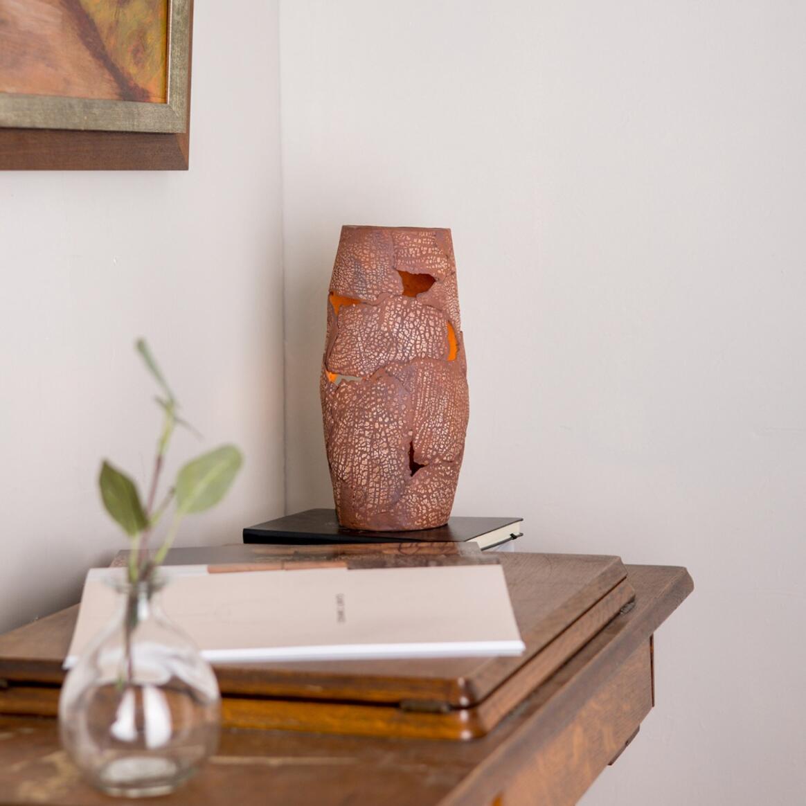 Lampe de table Carya en céramique, luminaire rustique, rouge fer main product image